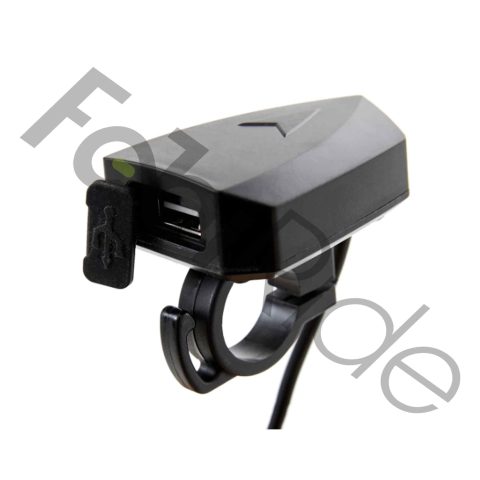 Ant vairo tvirtinamas juodas elektrinio motociklo USB įkroviklis su apsauginiu dangteliu baltame fone.