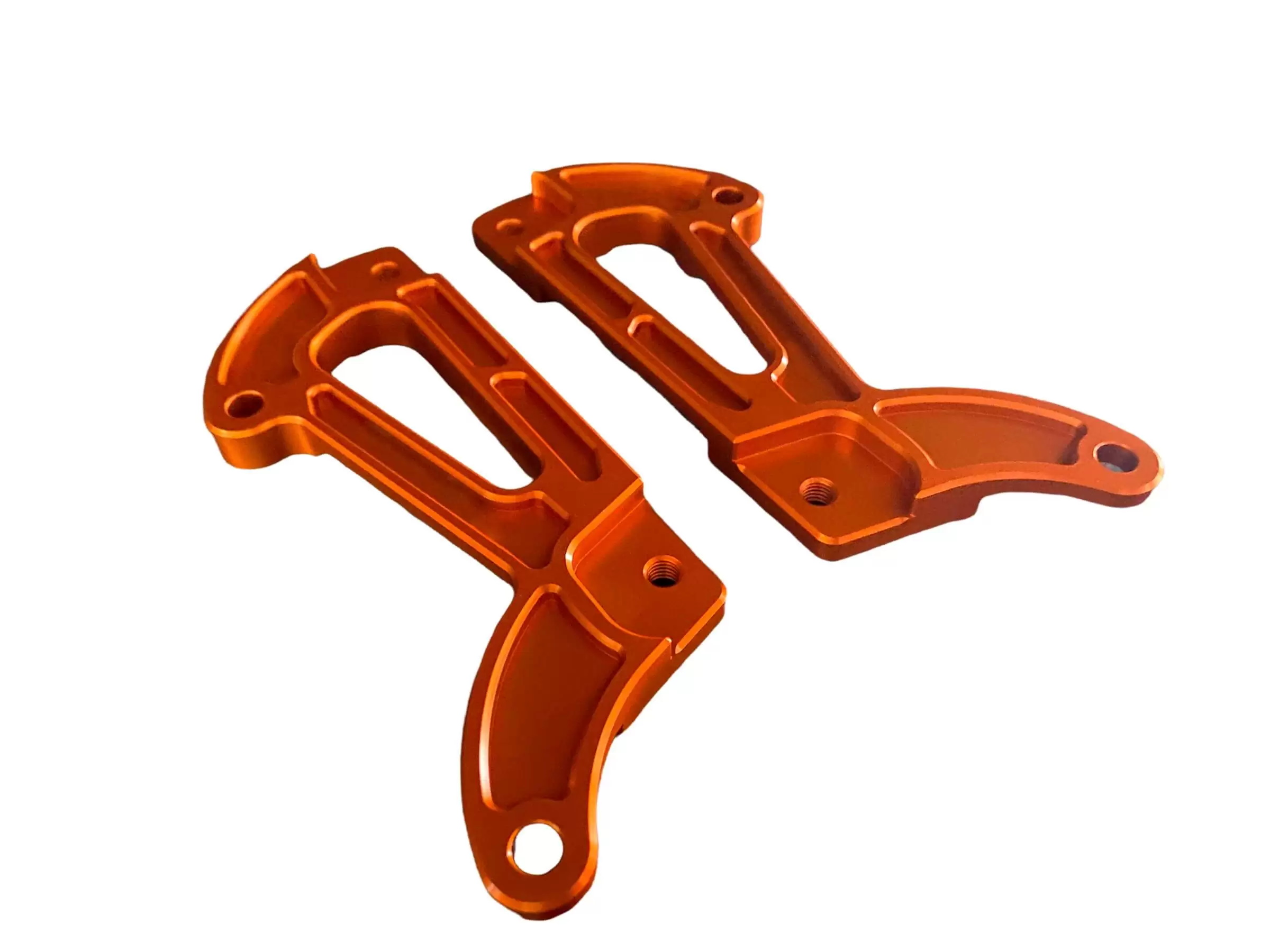 Dvi oranžinės spalvos anoduoto aliuminio detalės, skirtos elektrinio motociklo rėmo stiprinimui ar apdailai.